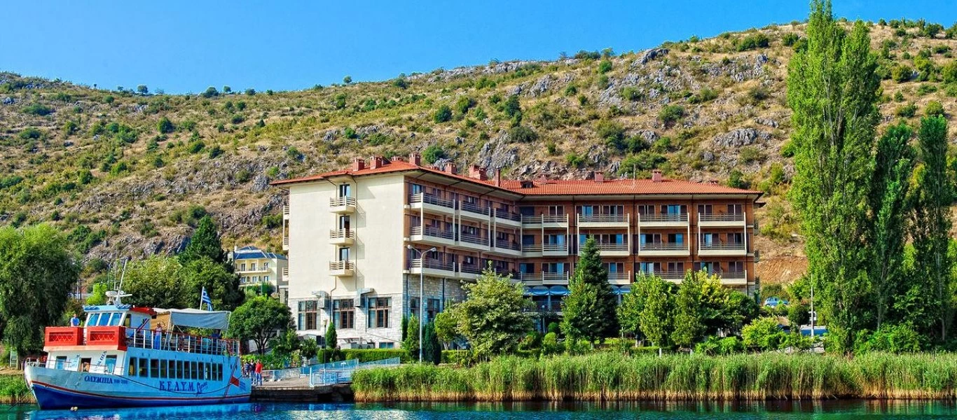 Έκρηξη στην Καστοριά: Πλάνα από drone δείχνουν την ισοπέδωση του ξενοδοχείου «Τσάμης» (βίντεο)